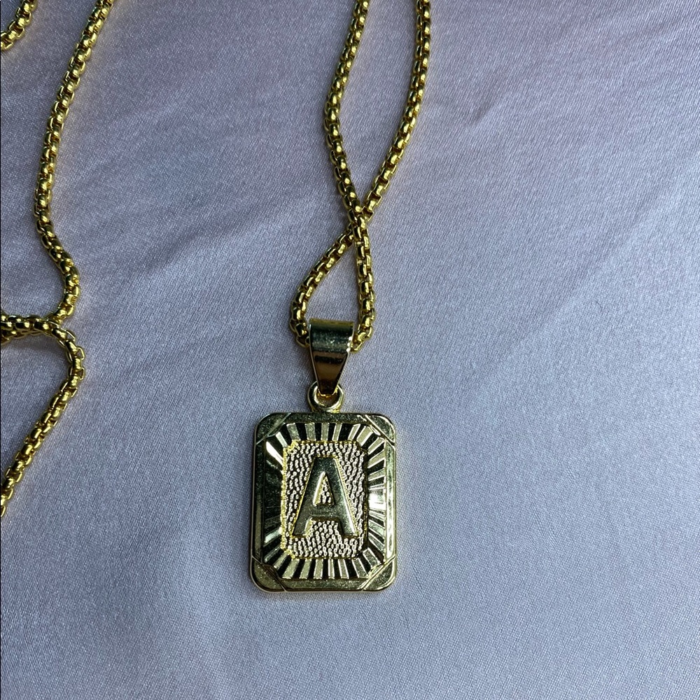 Gold pendant necklace